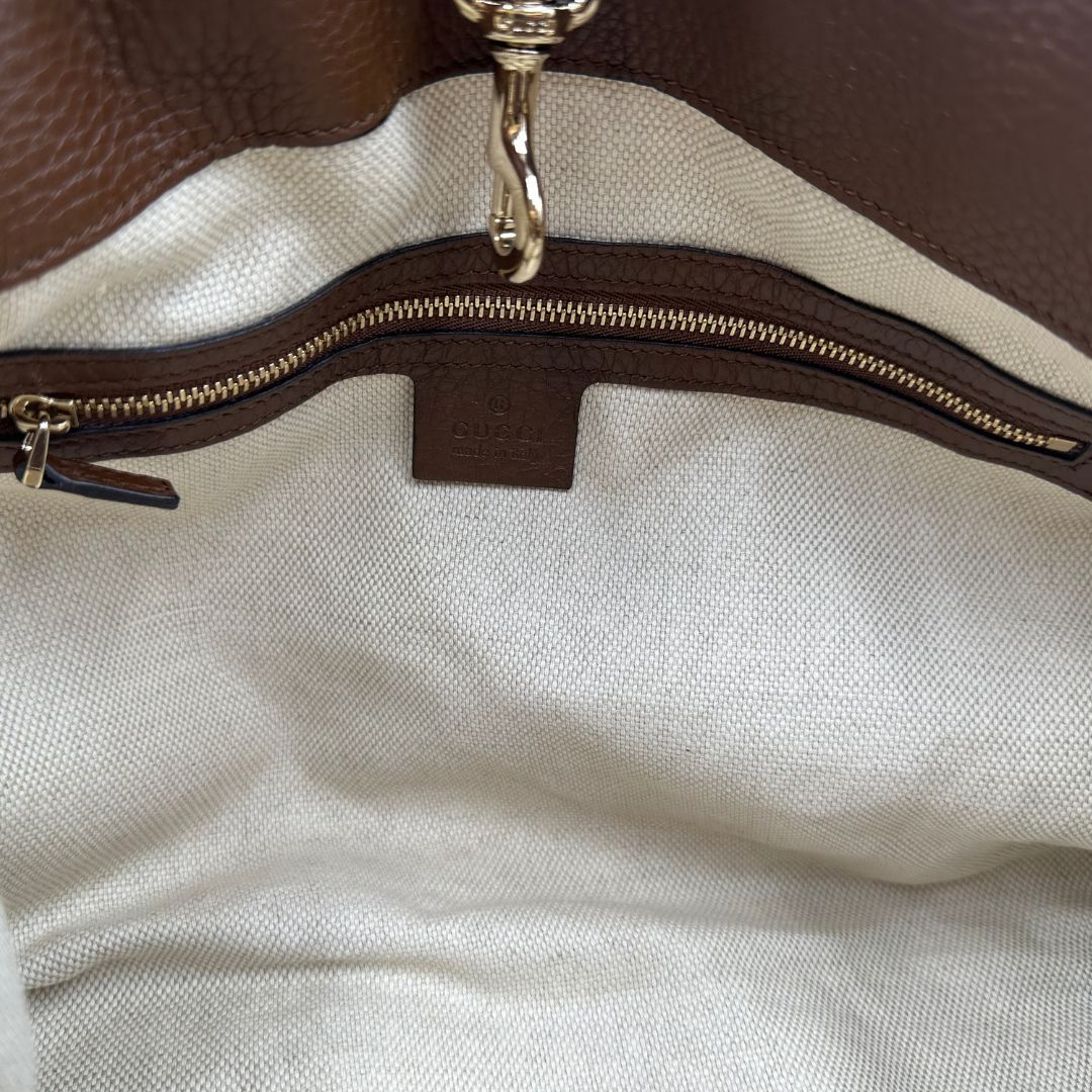 interno Borsa Gucci in tessuto blu denim e finiture in pelle a contrasto marrone; indossabile a spalla 