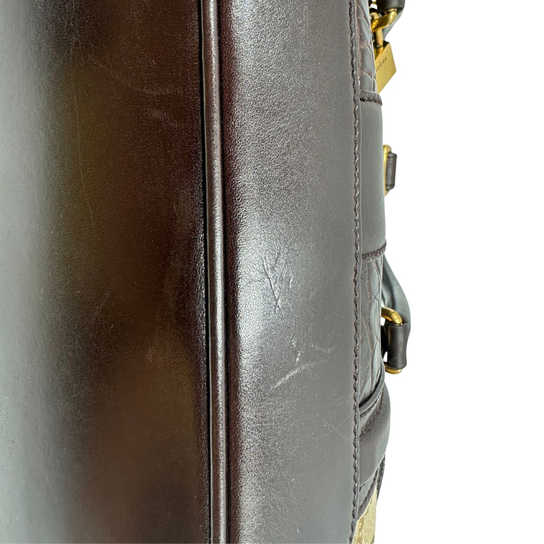 Borsa Gucci realizzata in tessuto GG e finiture in pelle color testa di moro, di lusso, originale, ottime condizioni, usata.