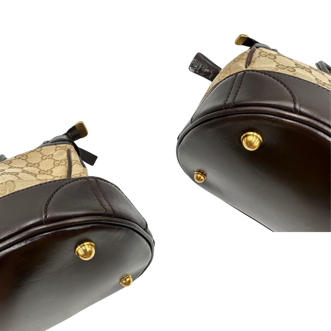 angoli Borsa Gucci realizzata in tessuto GG e finiture in pelle color testa di moro, di lusso, originale, ottime condizioni, usata. 