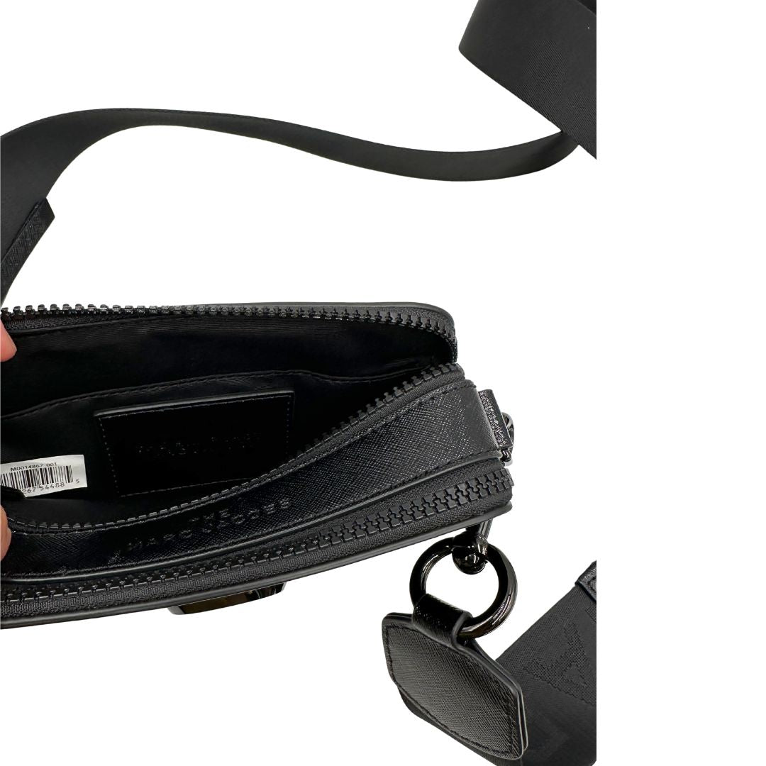 Interno, Borsa Marc Jacobs in pelle nera con parti metalliche tono su tono, Indossabile a tracolla. Originale, usata, di lusso, in ottime condizioni.