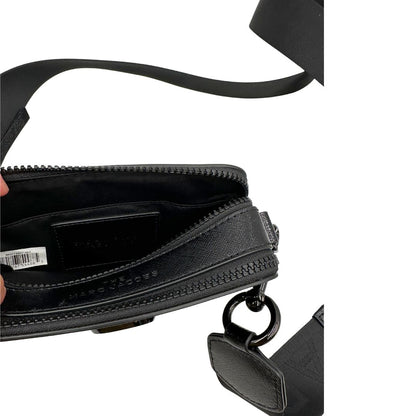 Interno, Borsa Marc Jacobs in pelle nera con parti metalliche tono su tono, Indossabile a tracolla. Originale, usata, di lusso, in ottime condizioni.