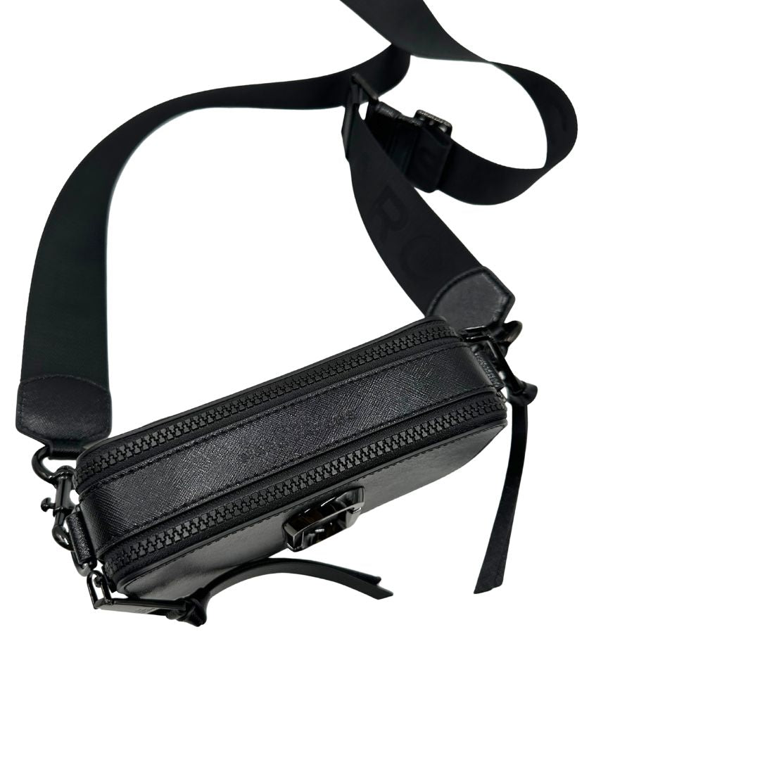 Chiusura, Borsa Marc Jacobs in pelle nera con parti metalliche tono su tono, Indossabile a tracolla. Originale, usata, di lusso, in ottime condizioni.