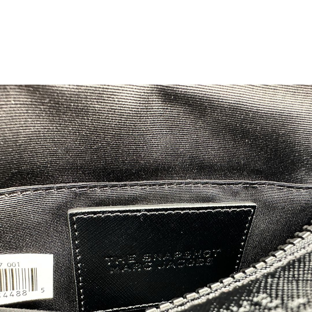 Interno, Borsa Marc Jacobs in pelle nera con parti metalliche tono su tono, Indossabile a tracolla. Originale, usata, di lusso, in ottime condizioni.