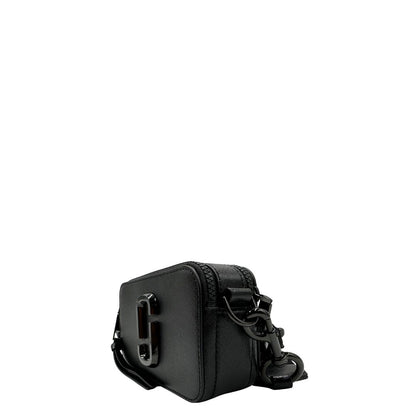 Laterale, Borsa Marc Jacobs in pelle nera con parti metalliche tono su tono, Indossabile a tracolla. Originale, usata, di lusso, in ottime condizioni.