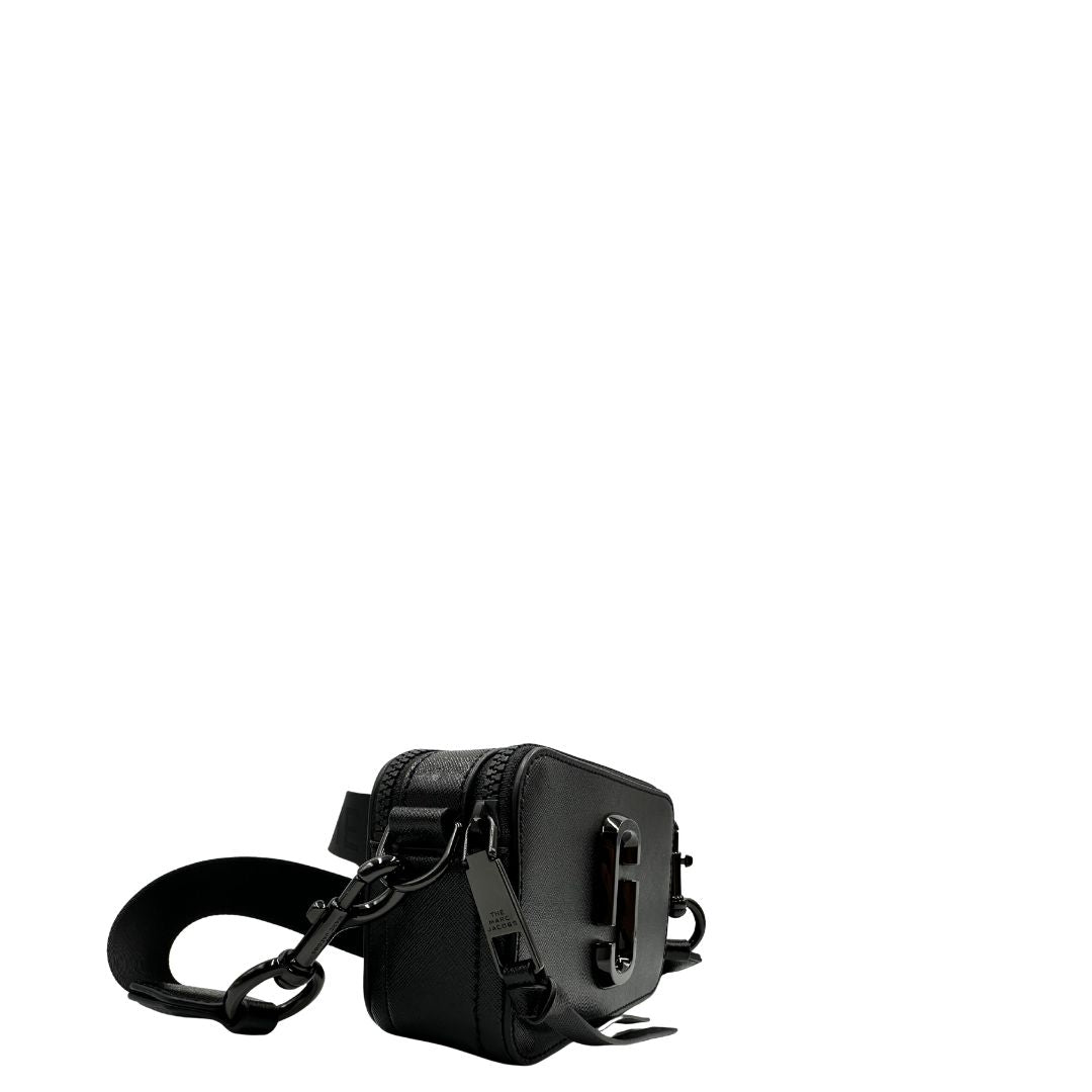 Laterale, Borsa Marc Jacobs in pelle nera con parti metalliche tono su tono, Indossabile a tracolla. Originale, usata, di lusso, in ottime condizioni.