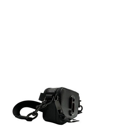Laterale, Borsa Marc Jacobs in pelle nera con parti metalliche tono su tono, Indossabile a tracolla. Originale, usata, di lusso, in ottime condizioni.