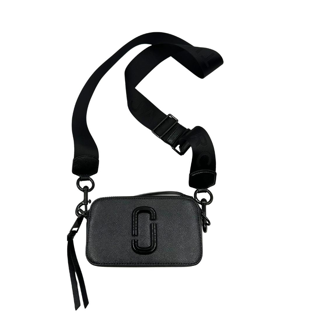 Borsa Marc Jacobs in pelle nera con parti metalliche tono su tono, Indossabile a tracolla. Originale, usata, di lusso, in ottime condizioni.