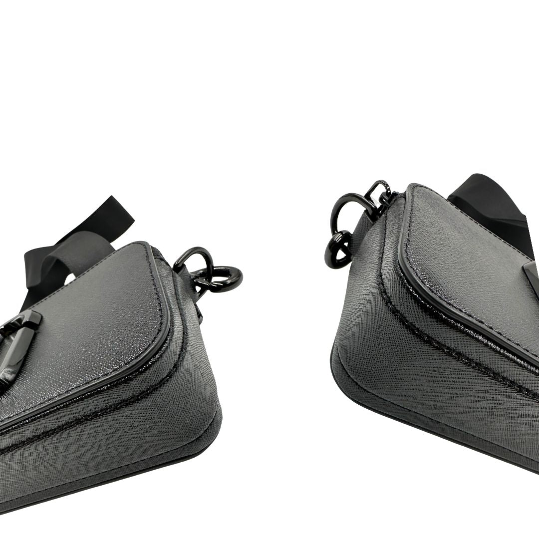 Angoli, Borsa Marc Jacobs in pelle nera con parti metalliche tono su tono, Indossabile a tracolla. Originale, usata, di lusso, in ottime condizioni.