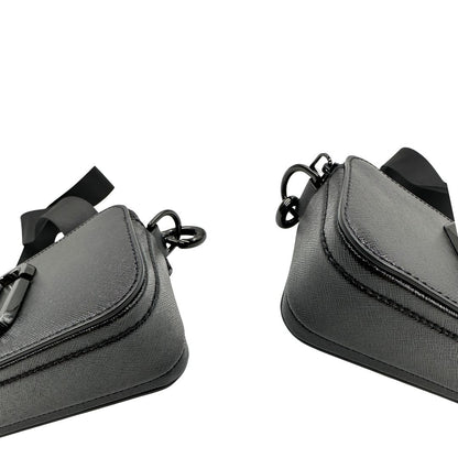 Angoli, Borsa Marc Jacobs in pelle nera con parti metalliche tono su tono, Indossabile a tracolla. Originale, usata, di lusso, in ottime condizioni.