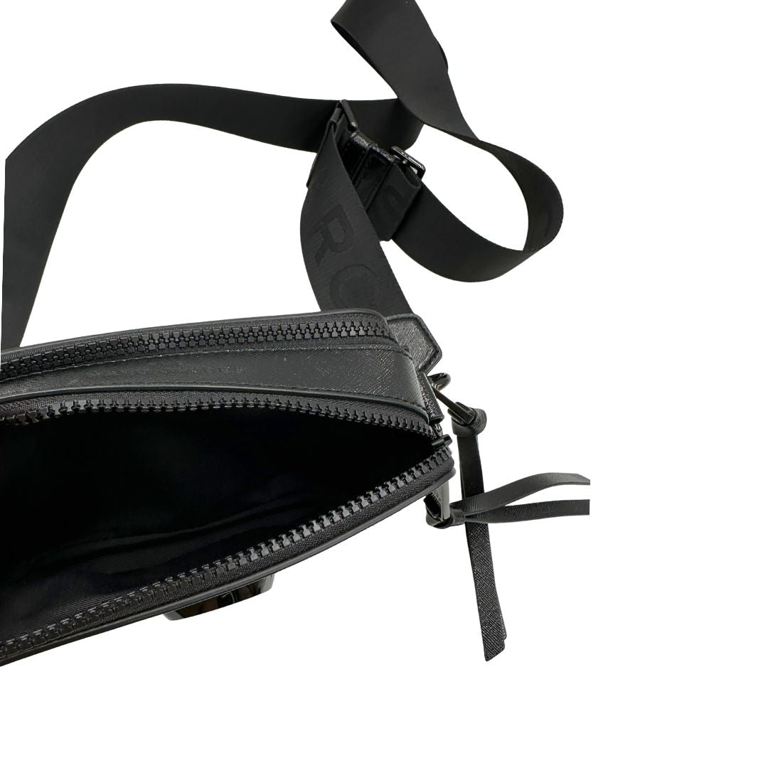 Interno, Borsa Marc Jacobs in pelle nera con parti metalliche tono su tono, Indossabile a tracolla. Originale, usata, di lusso, in ottime condizioni.