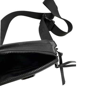 Interno, Borsa Marc Jacobs in pelle nera con parti metalliche tono su tono, Indossabile a tracolla. Originale, usata, di lusso, in ottime condizioni.