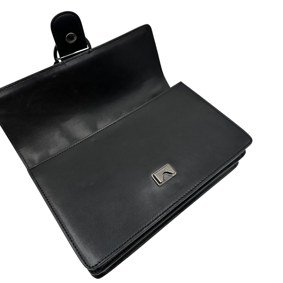 interno Borsa Pinko in pelle nera e hardware argentato, di lusso, originale, ottime condizioni. 
