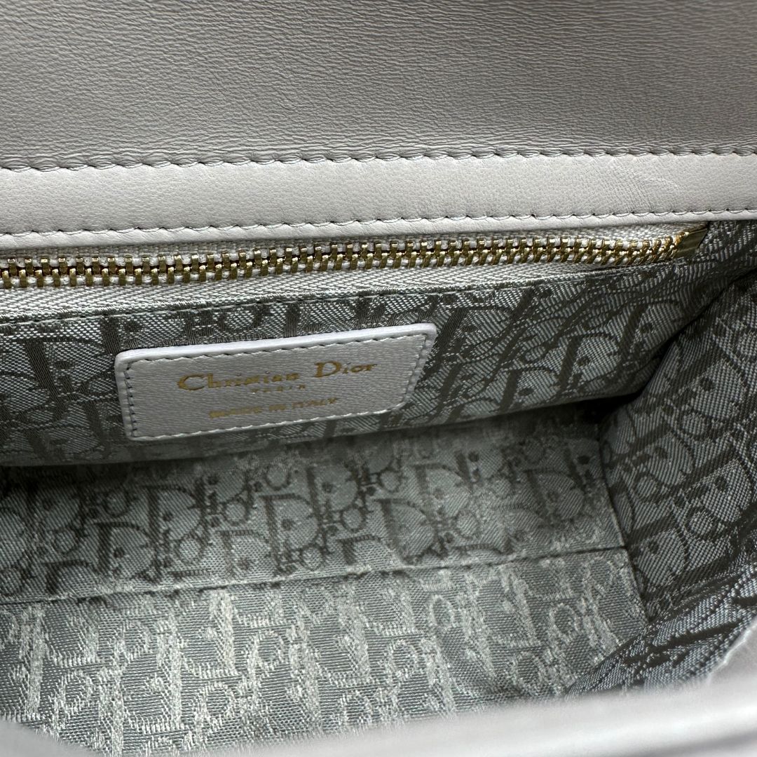 Borsa Lady Dior realizzata in pelle di agnello grigia con cuciture Cannage, di lusso, originale, ottime condizioni.