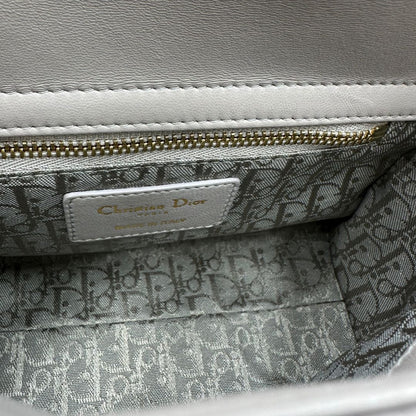  Borsa Lady Dior realizzata in pelle di agnello grigia con cuciture Cannage, di lusso, originale, ottime condizioni.