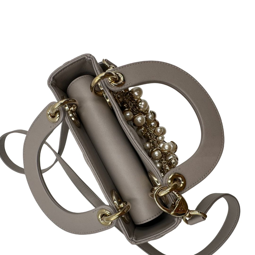 manici  Borsa Lady Dior realizzata in pelle di agnello grigia con cuciture Cannage, di lusso, originale, ottime condizioni. 