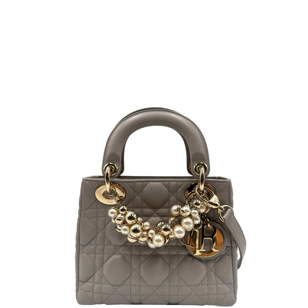 front  Borsa Lady Dior realizzata in pelle di agnello grigia con cuciture Cannage, di lusso, originale, ottime condizioni. 