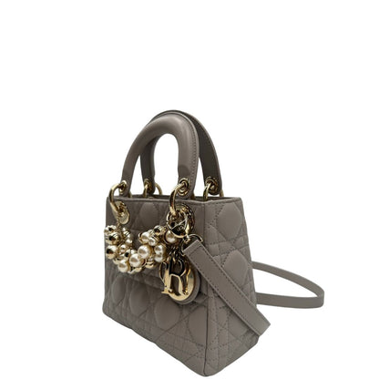 lato  Borsa Lady Dior realizzata in pelle di agnello grigia con cuciture Cannage, di lusso, originale, ottime condizioni. 