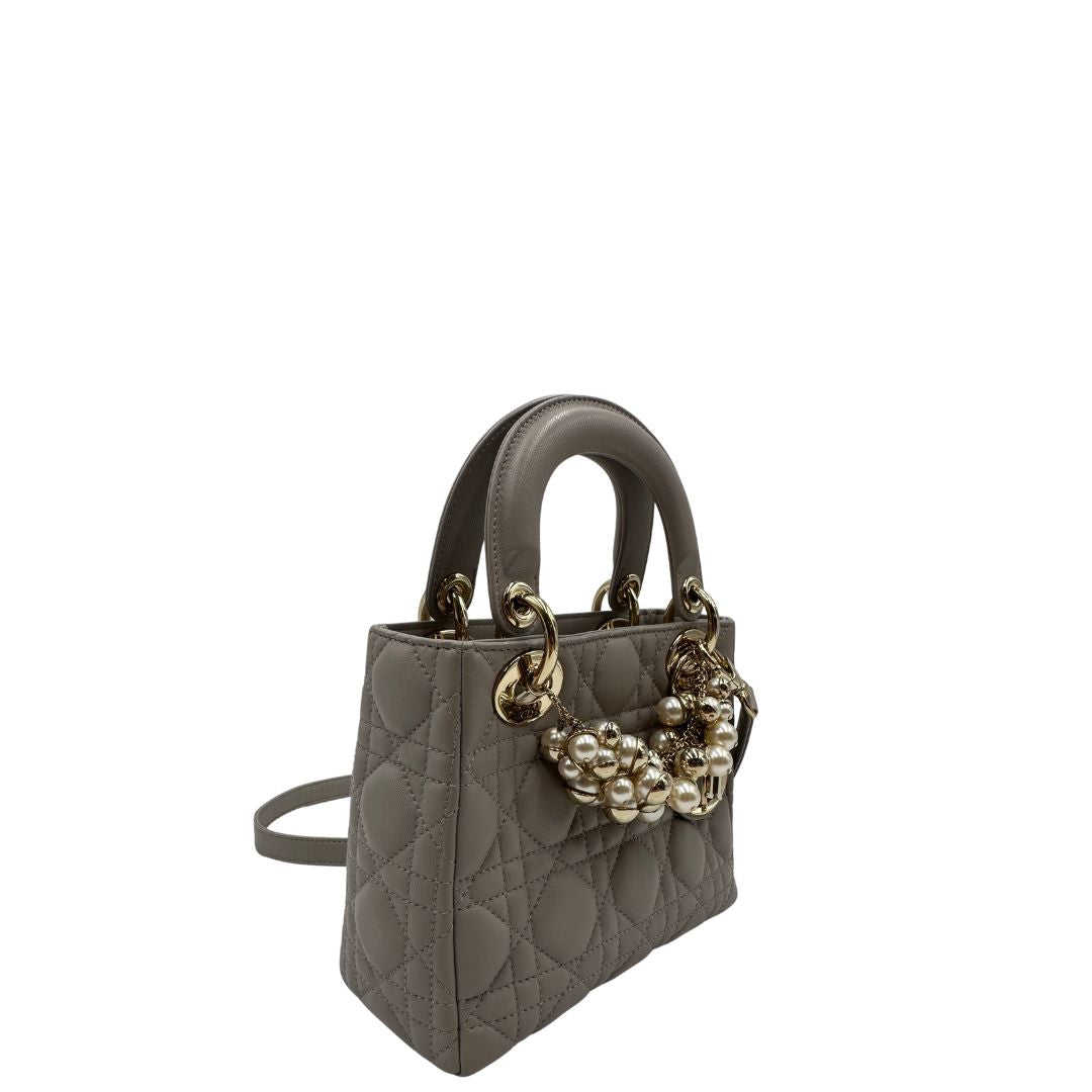 lato  Borsa Lady Dior realizzata in pelle di agnello grigia con cuciture Cannage, di lusso, originale, ottime condizioni. 