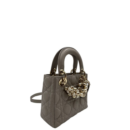 lato  Borsa Lady Dior realizzata in pelle di agnello grigia con cuciture Cannage, di lusso, originale, ottime condizioni. 