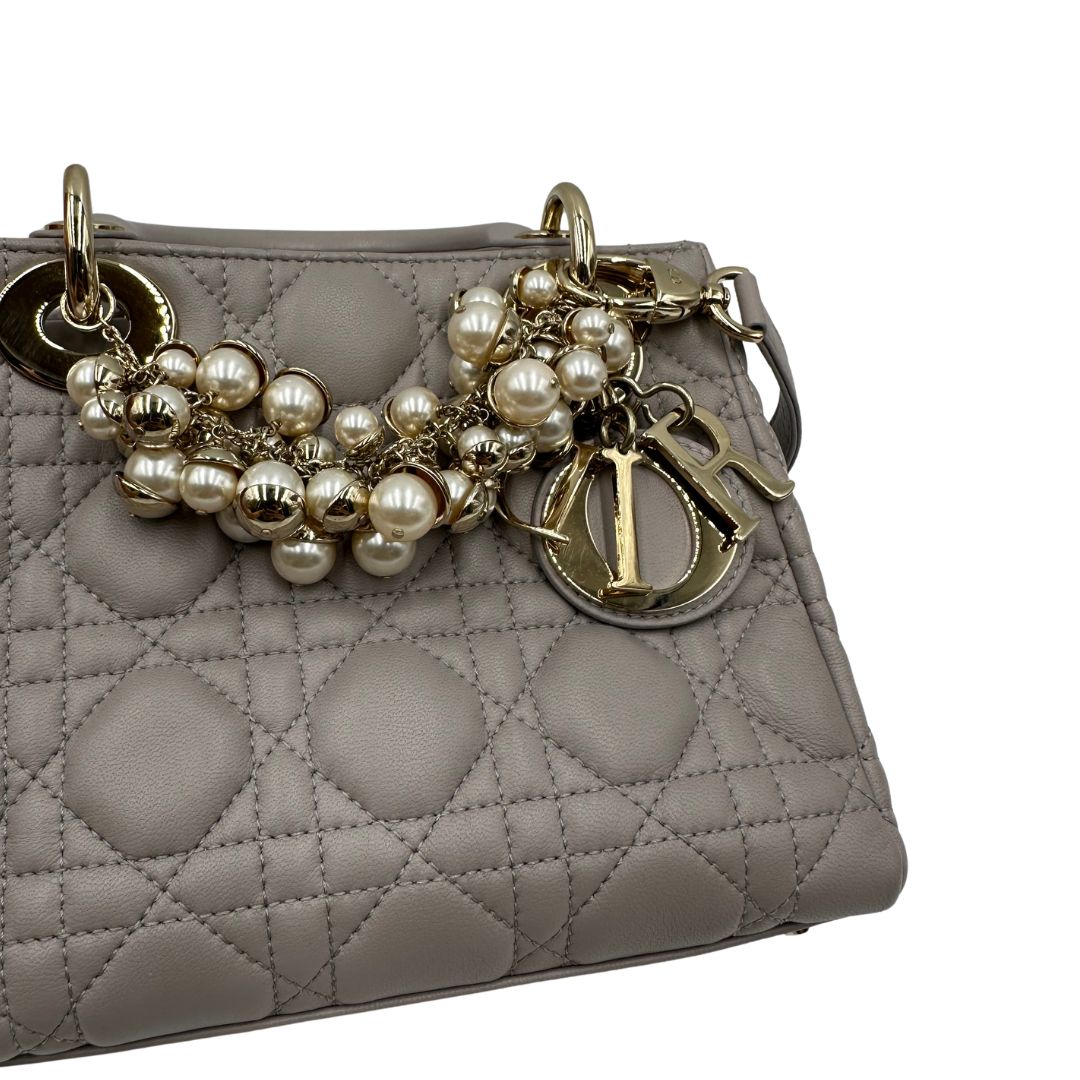  Borsa Lady Dior realizzata in pelle di agnello grigia con cuciture Cannage, di lusso, originale, ottime condizioni. 