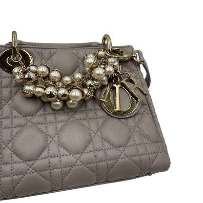  Borsa Lady Dior realizzata in pelle di agnello grigia con cuciture Cannage, di lusso, originale, ottime condizioni. 