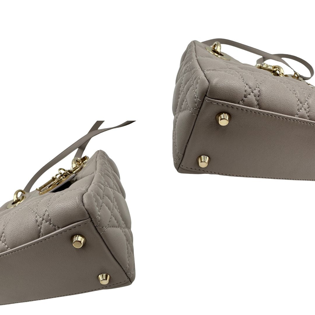 angoli  Borsa Lady Dior realizzata in pelle di agnello grigia con cuciture Cannage, di lusso, originale, ottime condizioni. 