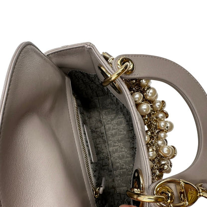  Borsa Lady Dior realizzata in pelle di agnello grigia con cuciture Cannage, di lusso, originale, ottime condizioni.