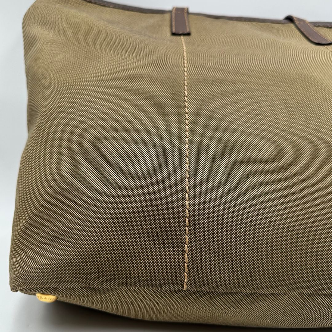  Borsa Prada in tessuto Jacquard munita di doppi manici in pelle marrone, di lusso, originale, ottime condizioni, usata.