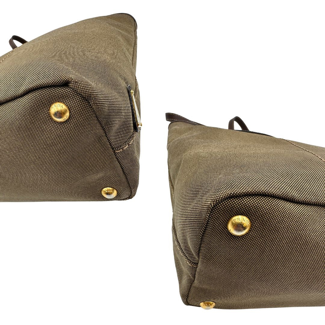  Borsa Prada in tessuto Jacquard munita di doppi manici in pelle marrone, di lusso, originale, ottime condizioni, usata.