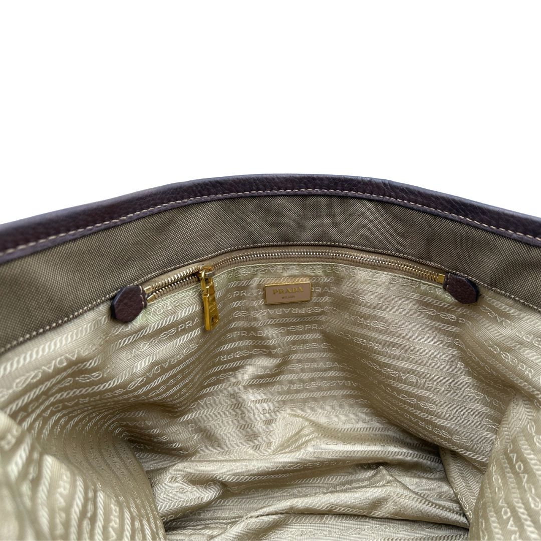  Borsa Prada in tessuto Jacquard munita di doppi manici in pelle marrone, di lusso, originale, ottime condizioni, usata.