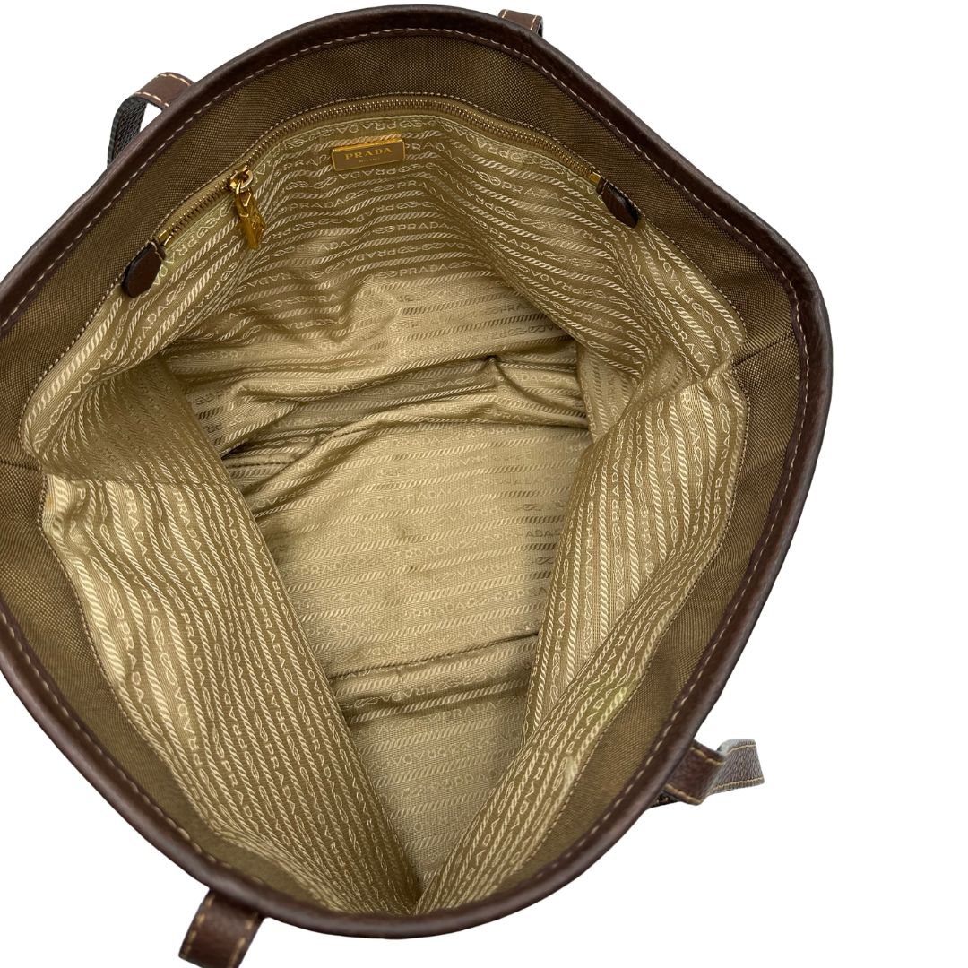  Borsa Prada in tessuto Jacquard munita di doppi manici in pelle marrone, di lusso, originale, ottime condizioni, usata.