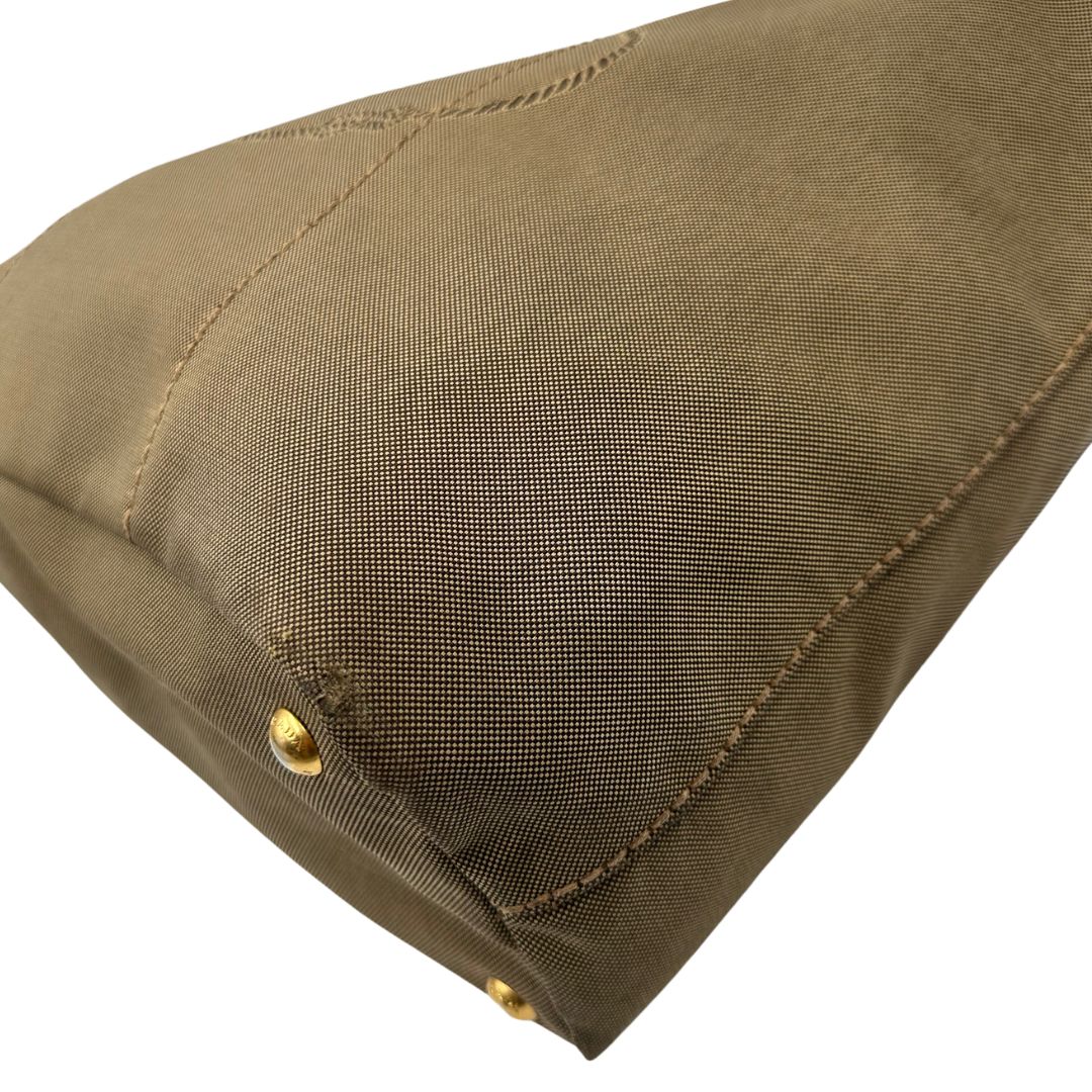  Borsa Prada in tessuto Jacquard munita di doppi manici in pelle marrone, di lusso, originale, ottime condizioni, usata.