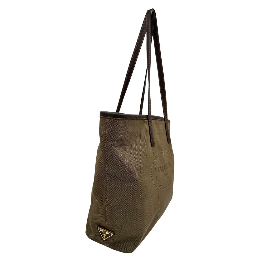  Borsa Prada in tessuto Jacquard munita di doppi manici in pelle marrone, di lusso, originale, ottime condizioni, usata.