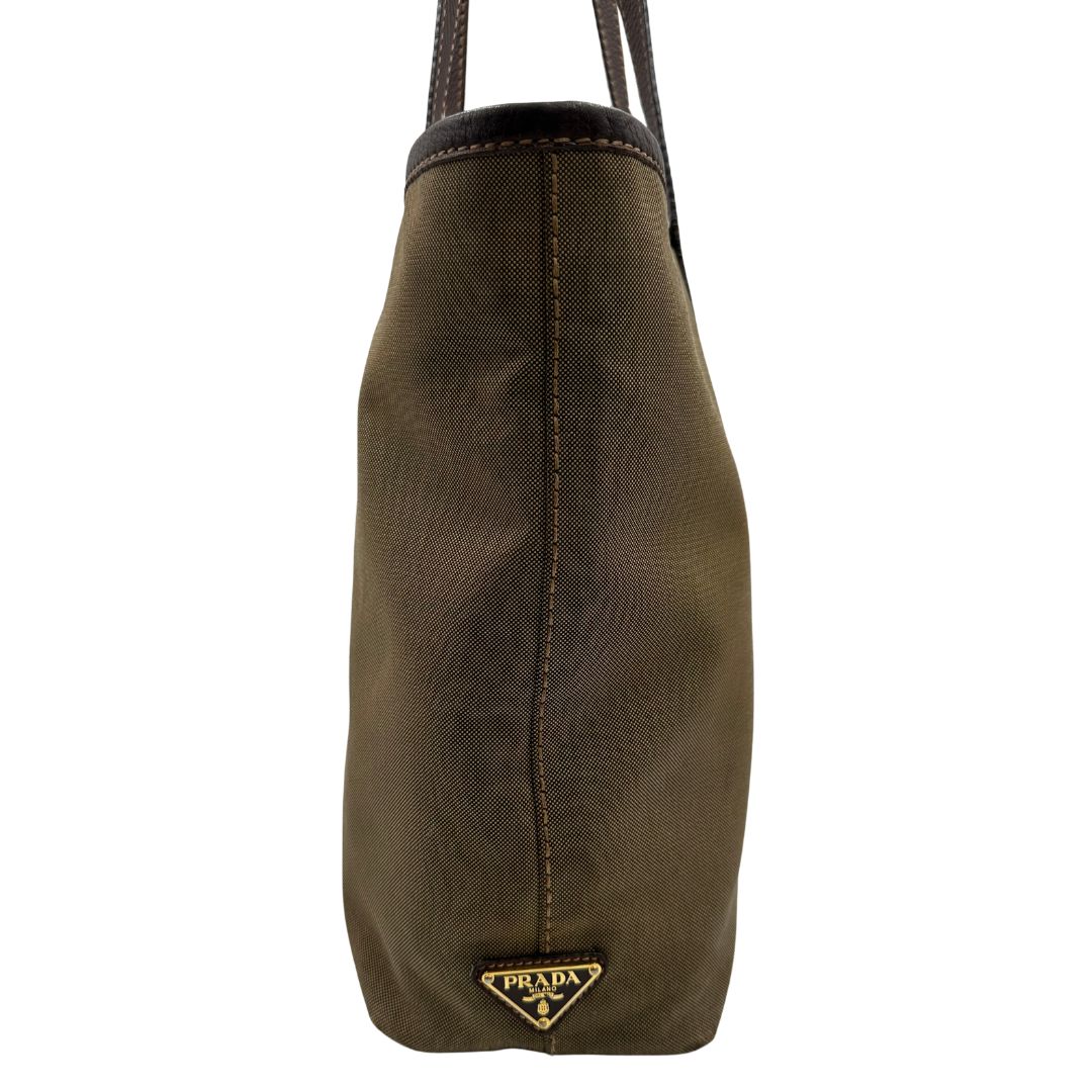  Borsa Prada in tessuto Jacquard munita di doppi manici in pelle marrone, di lusso, originale, ottime condizioni, usata.