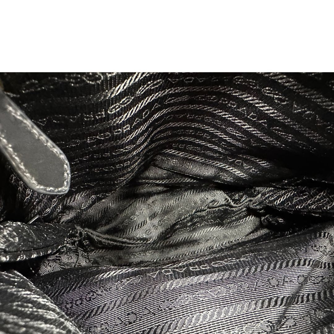 interno  Borsa Prada in nylon nero e finiture in pelle tono su tono, indossabile a tracolla, di lusso, originale, ottime condizioni, usata. 