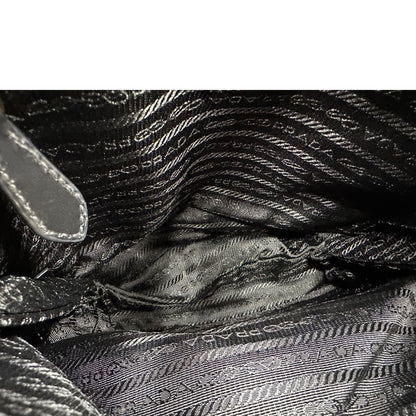 interno  Borsa Prada in nylon nero e finiture in pelle tono su tono, indossabile a tracolla, di lusso, originale, ottime condizioni, usata. 