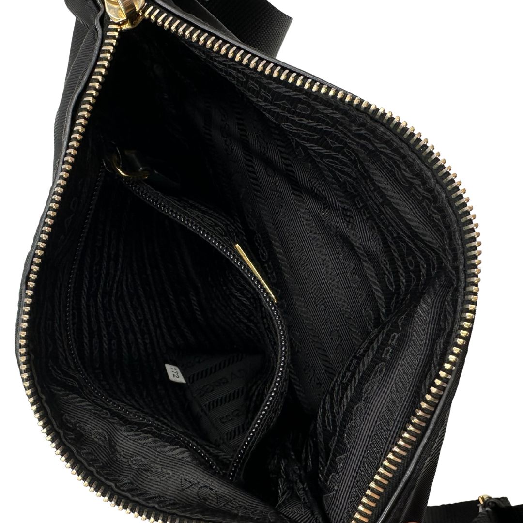 interno  Borsa Prada in nylon nero e finiture in pelle tono su tono, indossabile a tracolla, di lusso, originale, ottime condizioni, usata. 
