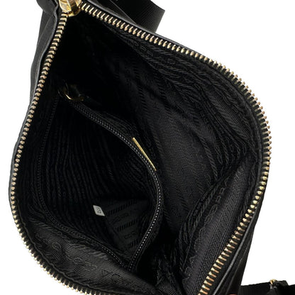 interno  Borsa Prada in nylon nero e finiture in pelle tono su tono, indossabile a tracolla, di lusso, originale, ottime condizioni, usata. 