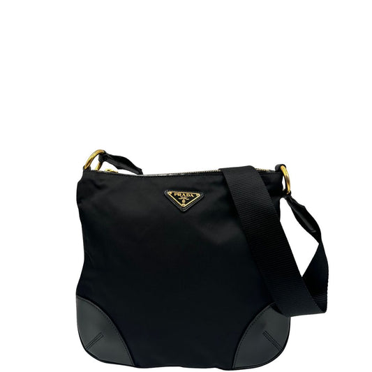 front  Borsa Prada in nylon nero e finiture in pelle tono su tono, indossabile a tracolla, di lusso, originale, ottime condizioni, usata. 