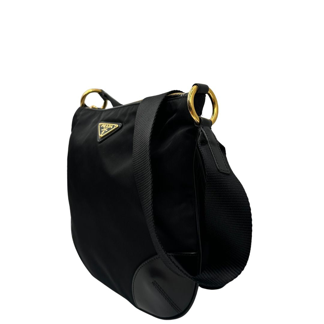 lato  Borsa Prada in nylon nero e finiture in pelle tono su tono, indossabile a tracolla, di lusso, originale, ottime condizioni, usata. 