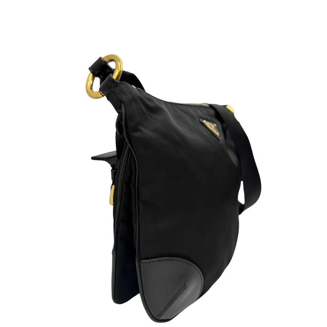 lato  Borsa Prada in nylon nero e finiture in pelle tono su tono, indossabile a tracolla, di lusso, originale, ottime condizioni, usata. 