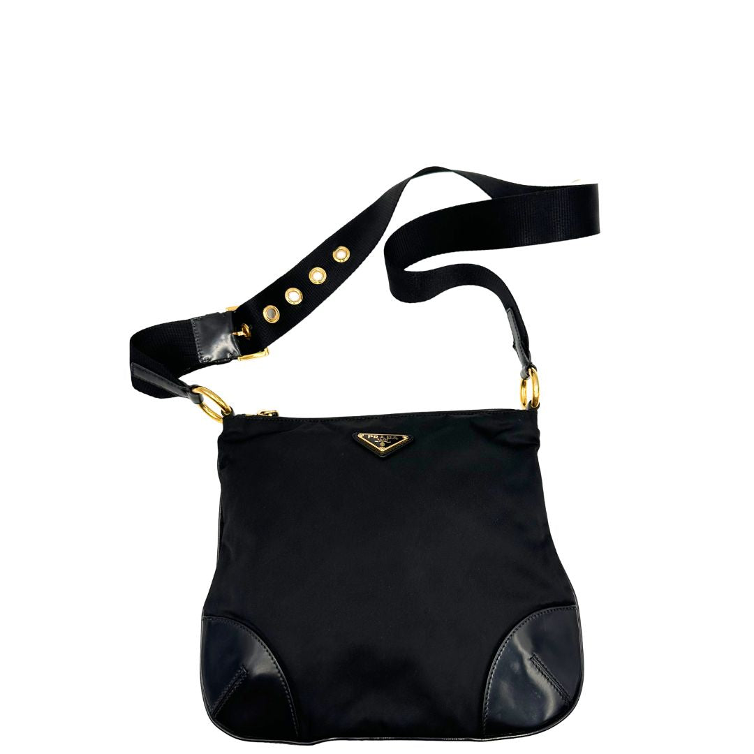 front  Borsa Prada in nylon nero e finiture in pelle tono su tono, indossabile a tracolla, di lusso, originale, ottime condizioni, usata. 