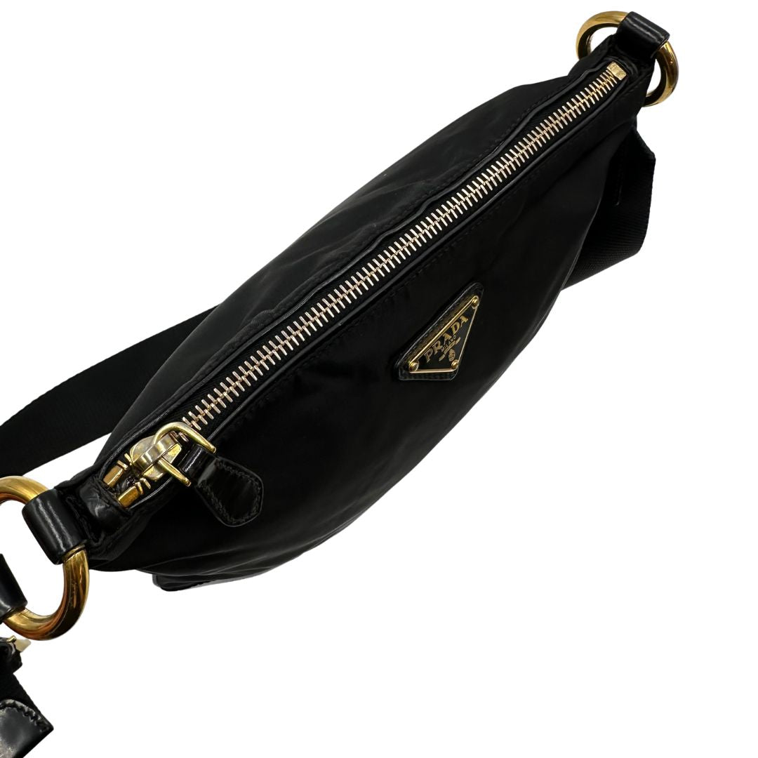 interno  Borsa Prada in nylon nero e finiture in pelle tono su tono, indossabile a tracolla, di lusso, originale, ottime condizioni, usata. 