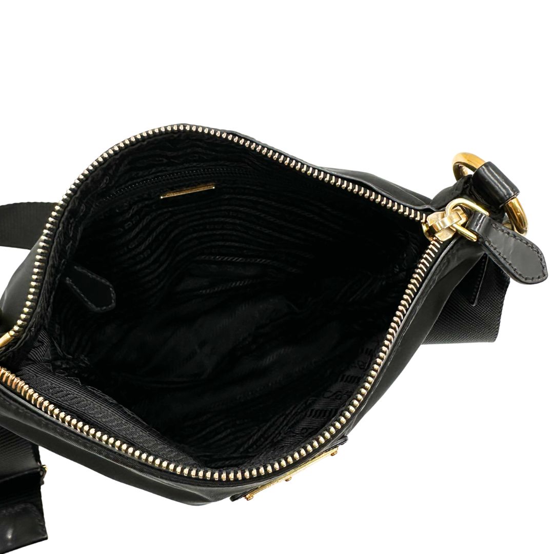 interno  Borsa Prada in nylon nero e finiture in pelle tono su tono, indossabile a tracolla, di lusso, originale, ottime condizioni, usata. 