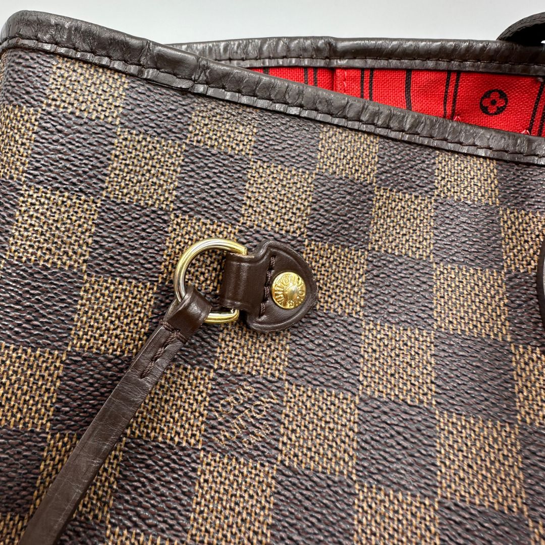  Borsa Louis Vuitton in canvas Damier Ébène con finiture in pelle marrone e dettagli hardware dorati