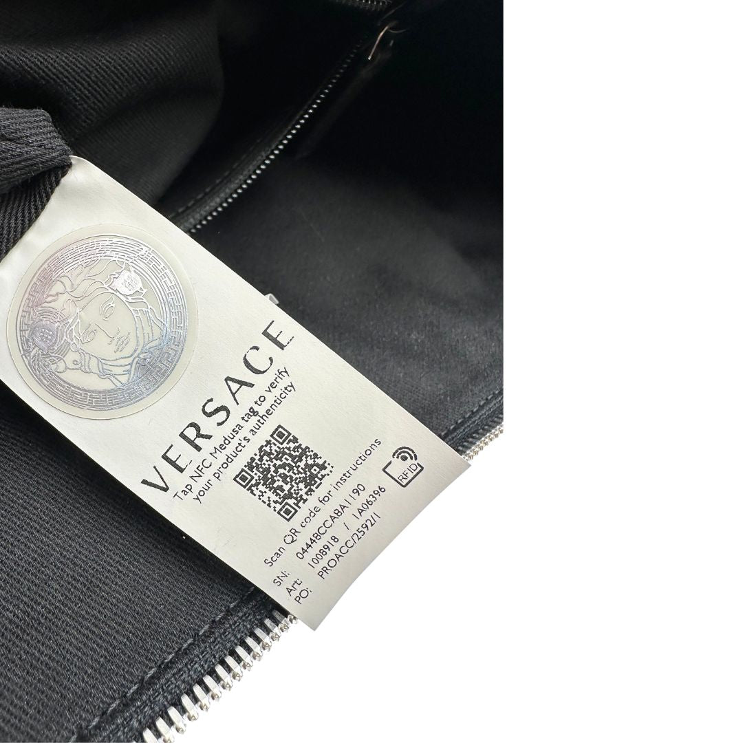 Borsa Versace in pelle nera con hardware argentato, munita di un manico singolo, indossabile a spalla, di lusso, originale, ottime condizioni, usata.