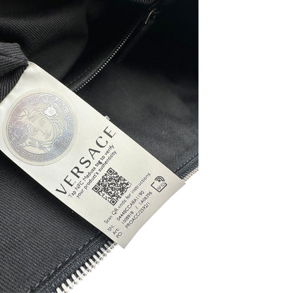 Borsa Versace in pelle nera con hardware argentato, munita di un manico singolo, indossabile a spalla, di lusso, originale, ottime condizioni, usata.