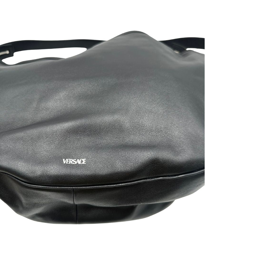 Borsa Versace in pelle nera con hardware argentato, munita di un manico singolo, indossabile a spalla, di lusso, originale, ottime condizioni, usata.