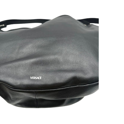 Borsa Versace in pelle nera con hardware argentato, munita di un manico singolo, indossabile a spalla, di lusso, originale, ottime condizioni, usata.