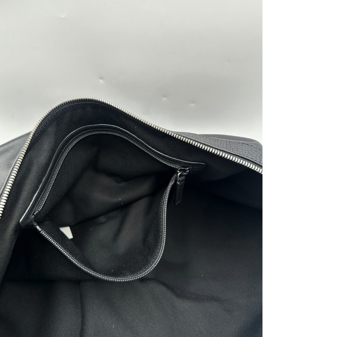 Borsa Versace in pelle nera con hardware argentato, munita di un manico singolo, indossabile a spalla, di lusso, originale, ottime condizioni, usata.